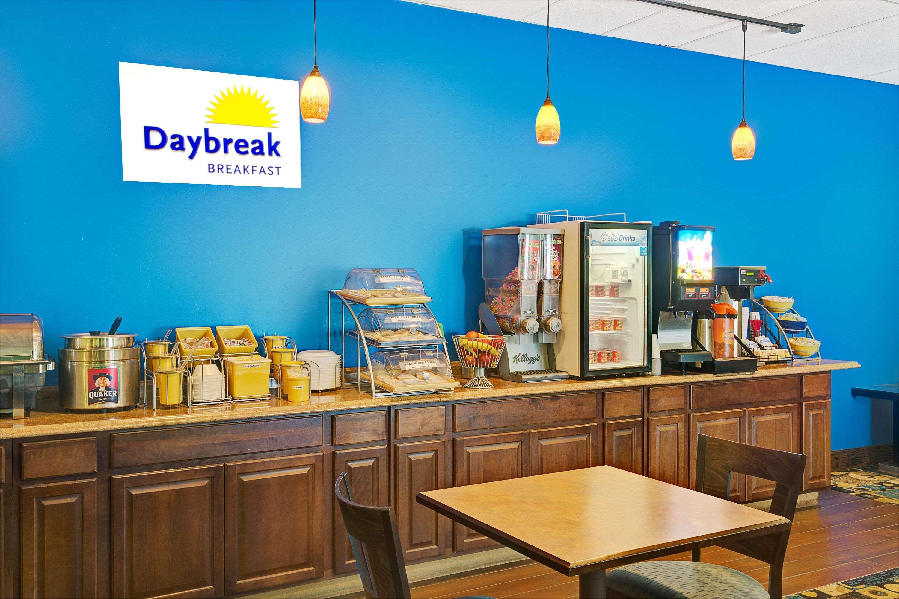 Days Inn By Wyndham Саутингтон Экстерьер фото